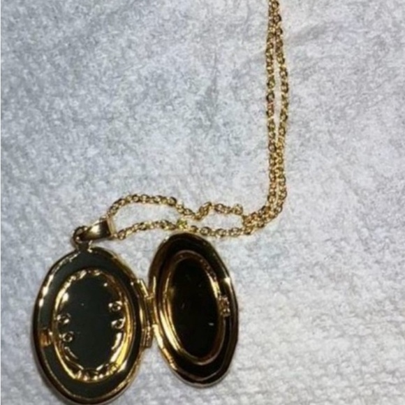 “Virgin de Guadelupe” Mary Mother of Pearl Carved Shell 18K Gold Locket Necklace - Picture 16 of 17